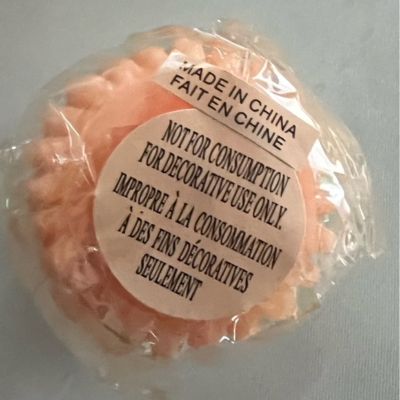 Vintage Avon cupcake candle topped with a pink rose new in package - Picture 3 of 3